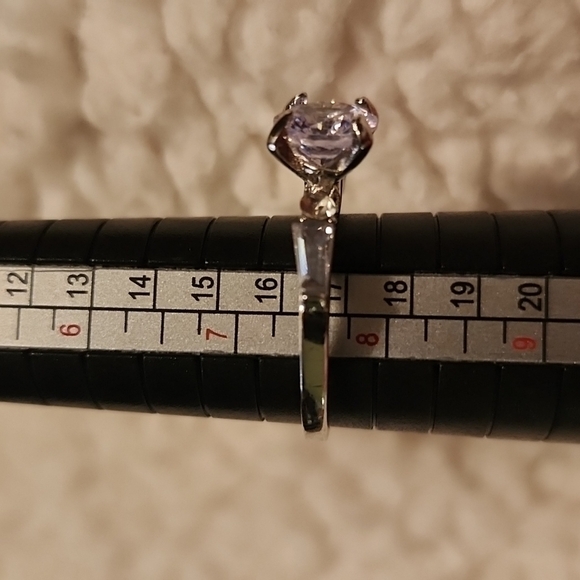 STUNNING Round Diamond Ring Set - Picture 7 of 9